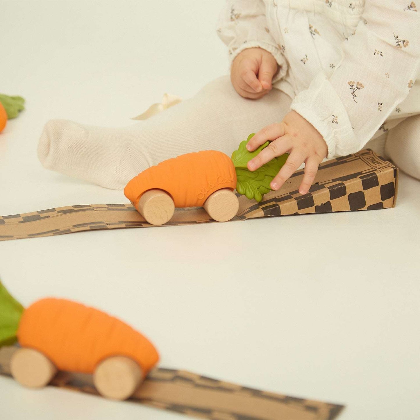 Oli & Carol,  Beißspielzeug, Cathy The Carrot Baby Car Toy