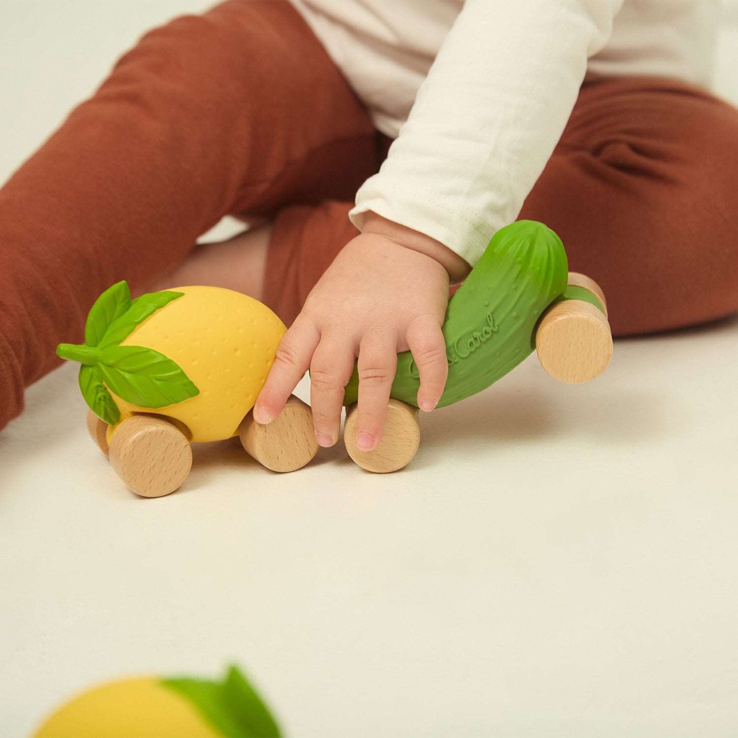 Oli & Carol,  Beißspielzeug, Lou The Lemon Baby Car Toy